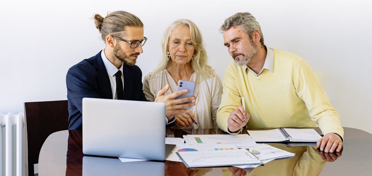 Showing elderly person using Fyn